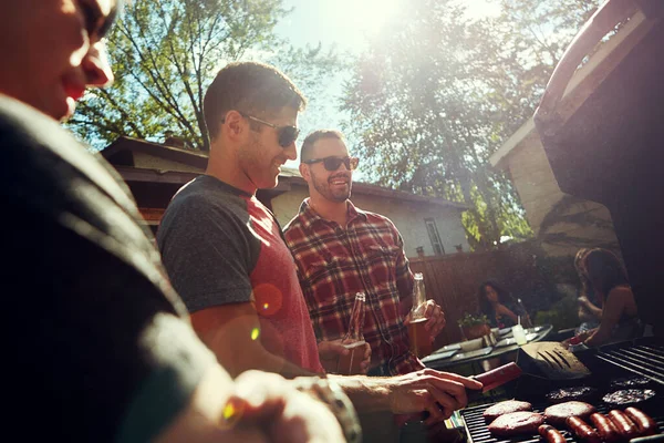 那天是烧烤的好日子 一群在外面烧烤的朋友 — 图库照片
