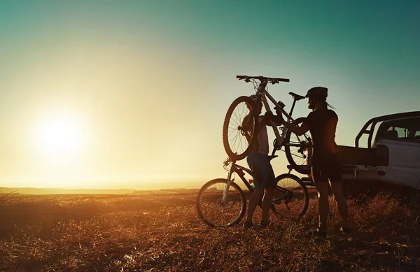 Cycle Your Cares Away Pair Adventurous Mountain Bikers Getting Ready — Stock Photo, Image