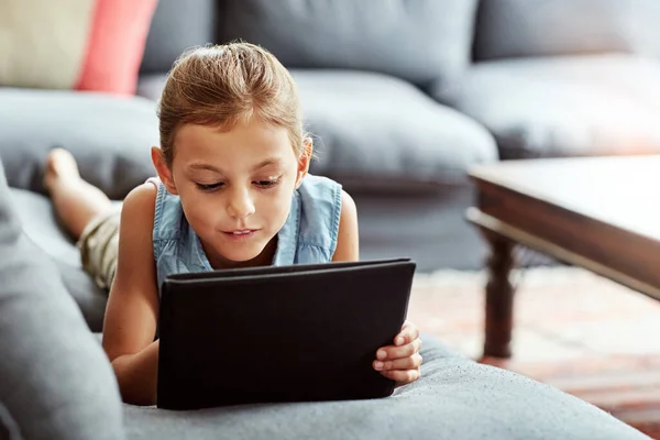 成长为一个聪明的小孩 在家里用数码平板电脑的小女孩 — 图库照片