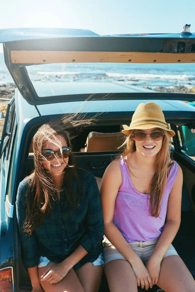 Der Beste Ort Für Den Sommer Zwei Freunde Auf Roadtrip — Stockfoto