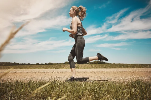Ежедневные Упражнения Имеют Огромное Значение Молодая Женщина Выбежала Трассу — стоковое фото