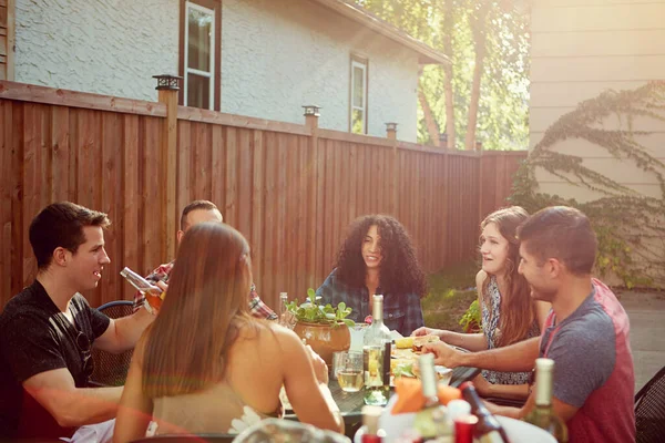 Cozinhar Com Amigos Mais Próximos Grupo Amigos Almoçando Seu Quintal — Fotografia de Stock
