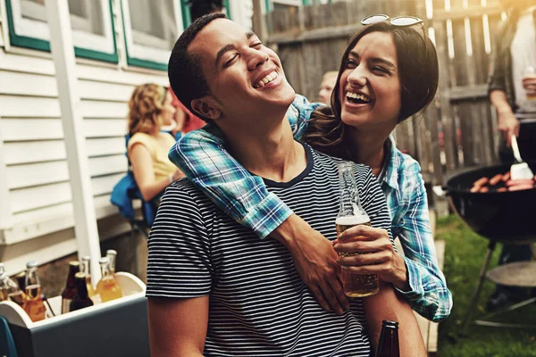すべての瞬間を一緒に純粋な喜びのように感じる 屋外で友人とパーティーを楽しむ若いカップルが — ストック写真