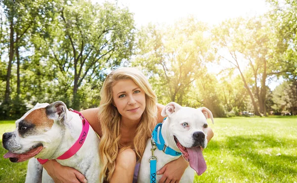 他们是我一生的忠实朋友 一个带着两只狗在公园里的年轻女子 — 图库照片