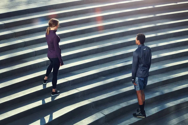 这是更好的 在一起 两名年轻运动员在户外运动时站在楼梯上的高角镜头 — 图库照片