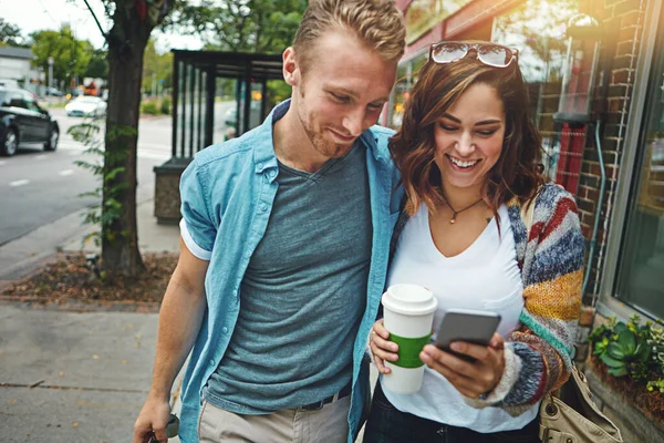 网上预订午餐 一对快乐的年轻夫妇一起用智能手机在市中心度过一天 — 图库照片