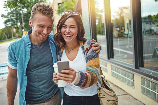 去无线周末 一对快乐的年轻夫妇一起用智能手机在市中心度过一天 — 图库照片