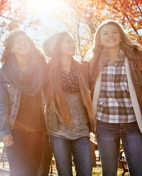 Var Systrar Innerst Inne Grupp Tonårsvänner Som Njuter Höstdag Ute — Stockfoto