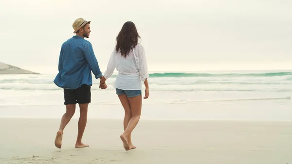 在海滩上享受美好的约会 一对深情的年轻夫妇白天在海滩上并肩散步的全景照片 — 图库照片