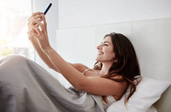 Sabahları Nasıl Göründüğümü Bilmek Istiyor Yatakta Uzanmış Selfie Çeken Güzel — Stok fotoğraf