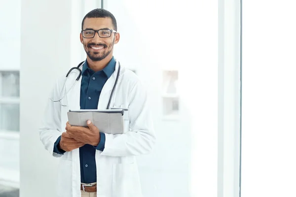 Médico Entrou Retrato Jovem Médico Segurando Tablet Digital Hospital Moderno — Fotografia de Stock