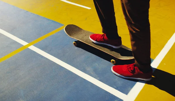 人生はスケートのようなもので 紆余曲折に満ちています スケートパークでスケートボードのトリックをしている — ストック写真