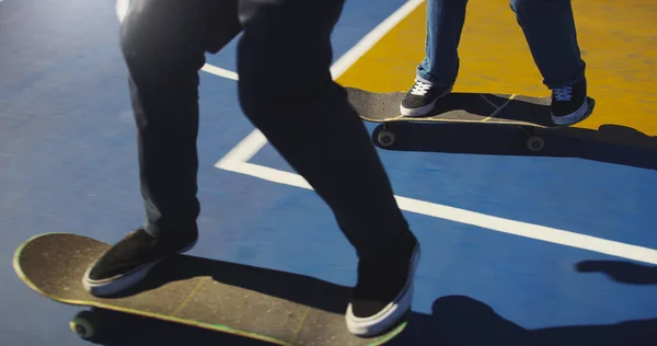 落ちることは決して選択肢ではありません スケートパークでスケートボードのトリックをやっている2人の無名の男性が — ストック写真