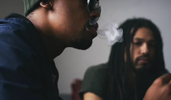 大麻文化の一部 自宅でマリファナを吸っていた2人の若者が — ストック写真