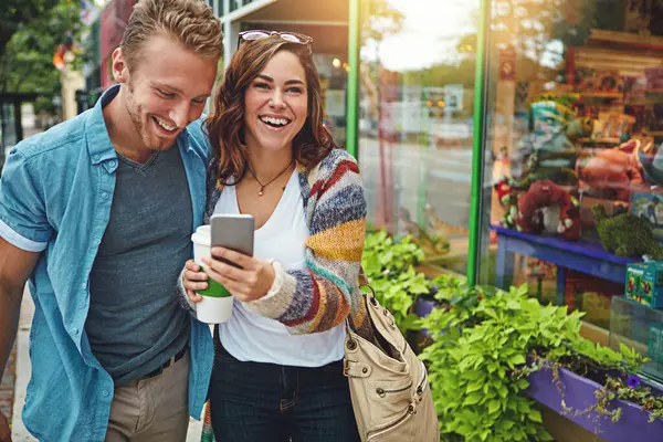 这个城市的互联网旅游 一对快乐的年轻夫妇一起用智能手机在市中心度过一天 — 图库照片