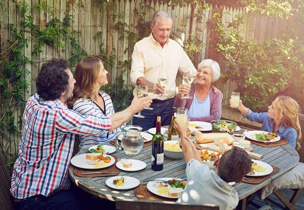 Três Gerações Amor Comida Felicidade Uma Família Almoçando Juntos Livre — Fotografia de Stock