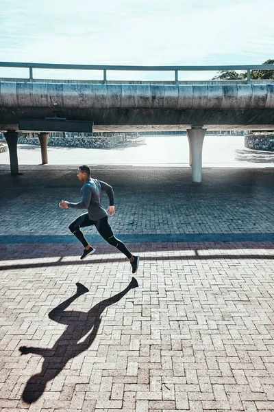 Uzun Mesafe Koşmak Için Yaratılmış Yakışıklı Atletik Bir Gencin Şehirde — Stok fotoğraf