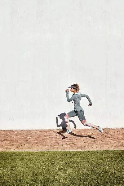 Вона Процвітає Фізичних Вправах Повнометражний Знімок Привабливої Спортивної Молодої Жінки — стокове фото