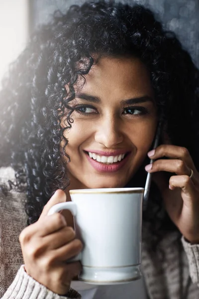 Kawa Przyłącza Się Rozmowy Radosna Młoda Kobieta Relaksująca Się Pijąca — Zdjęcie stockowe