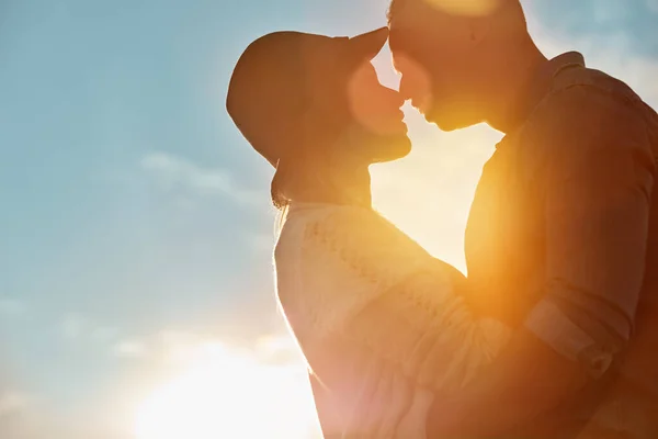 Některé Okamžiky Nepotřebují Slova Šťastný Mladý Pár Sdílející Romantický Moment — Stock fotografie