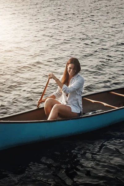 Всегда Готов Веслу Красивая Молодая Женщина Лодке Озере — стоковое фото