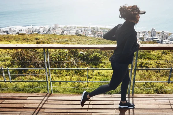 これは私の日常です 山や街や海を背景に一人でジョギングをする若い女性が — ストック写真