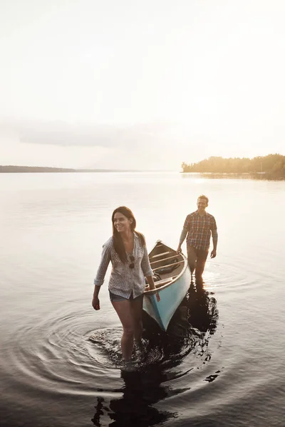 Our Adventure Lake Fun Young Couple Coming Canoe Ride Lake — Stock Photo, Image