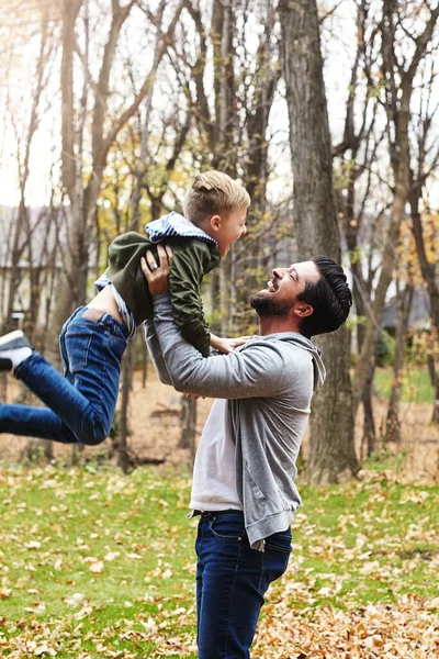 Tegyetek Meg Mindent Hogy Boldog Kisgyerekeket Neveljetek Egy Apa Kisfia — Stock Fotó