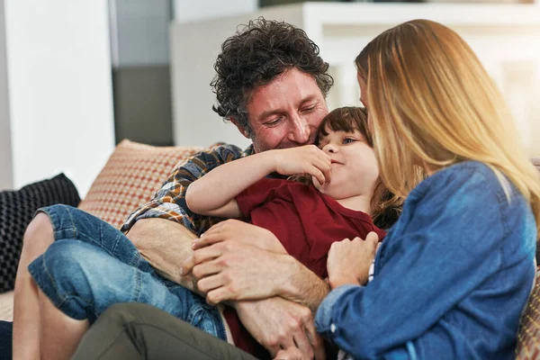 Ama Pequenino Uma Família Afetuosa Três Relaxantes Sofá Casa — Fotografia de Stock