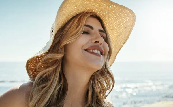 Sol Necesita Sombrero Grande Una Joven Atractiva Disfrutando Día Playa — Foto de Stock
