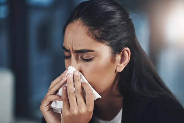 Grip Mevsimi Yaklaşıyor Genç Bir Kadını Ofiste Burnunu Siliyor — Stok fotoğraf