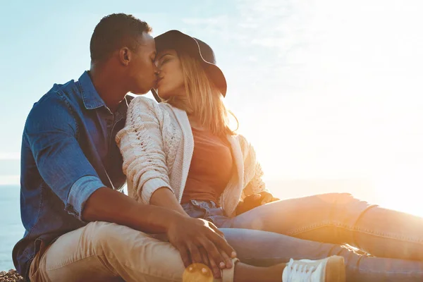 Där Hjärtskärande Kyssarna Ett Lyckligt Ungt Par Njuter Romantisk Dag — Stockfoto