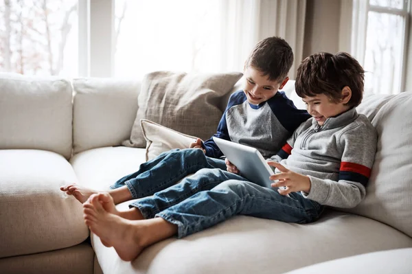 Aprovechado Mundo Digital Dos Hermanos Adorables Usando Una Tableta Digital — Foto de Stock