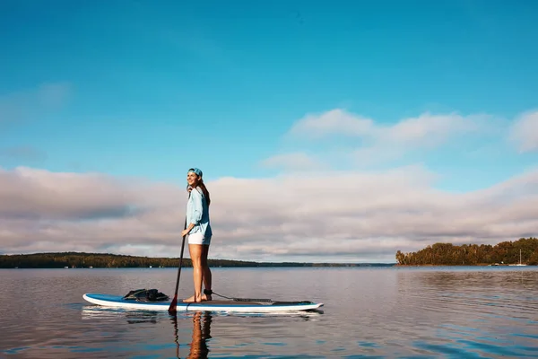 这肯定是值得的桨 一个年轻女子在湖上划船 — 图库照片