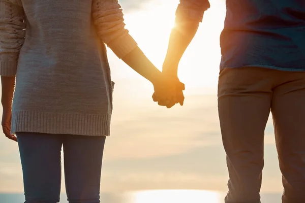 今こそ愛し合うべき時です 屋外で手を握っている若いカップルのレビューショット — ストック写真