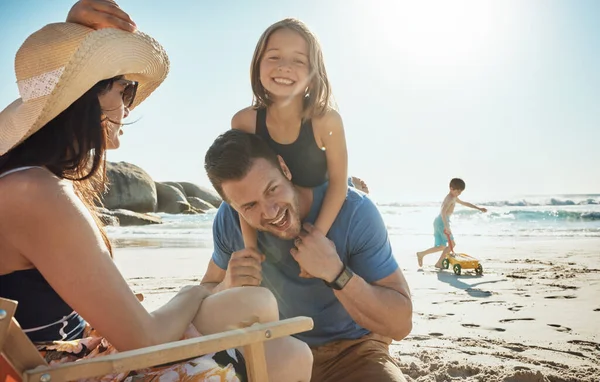 Divertenti Vibrazioni Familiari Spiaggia Una Famiglia Felice Quattro Persone Che — Foto Stock