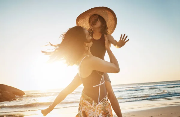 我们喜欢夏天出来 一个年轻的女人和她的女儿在海滩上度过了一天 — 图库照片