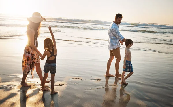 Пляж Сегодня Семья Четырех Человек Проводит День Пляже — стоковое фото