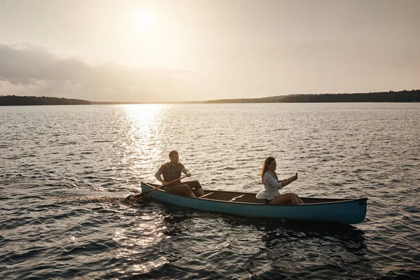 Going Flow Lake Weekend Young Couple Rowing Boat Out Lake — Stock Photo, Image