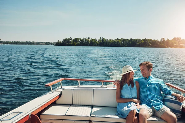 Escapar Algún Lugar Hermoso Una Joven Pareja Pasando Tiempo Juntos — Foto de Stock