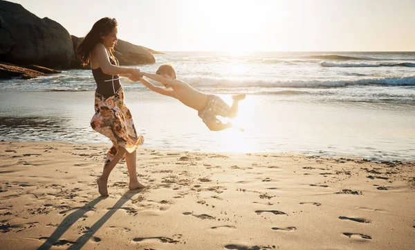 夏天正如日中天 一个年轻的女人和她的儿子在海滩上度过了一天 — 图库照片