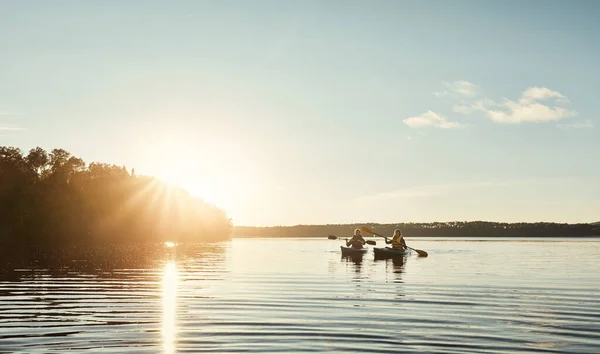 Est Excellent Moyen Éloigner Ville Jeune Couple Faisant Kayak Sur — Photo