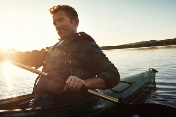 最好的地方让我们离开 一个年轻人在外面的湖上划船 — 图库照片