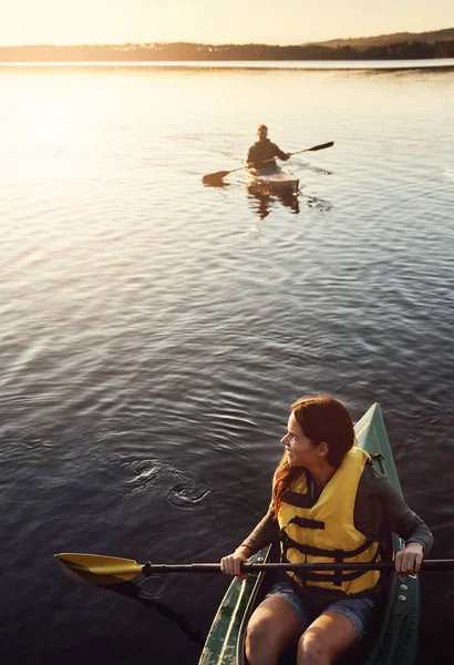 我们所认为的乐趣 一对年轻夫妇在室外湖上划船的高角镜头 — 图库照片