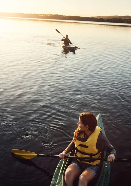 对一些人来说 它是公正的水 对我们来说 它的生命 一对年轻夫妇在室外湖上划船的高角镜头 — 图库照片