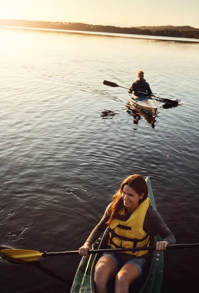 今これは一日を過ごすための方法です 屋外の湖で若いカップルカヤックの高角度ショット — ストック写真