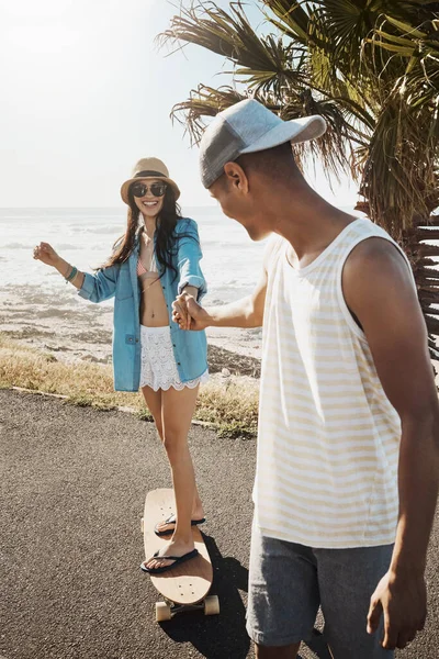 Wanna Skate Sun Goes Young Man Teaching His Girlfriend How — Stock Photo, Image