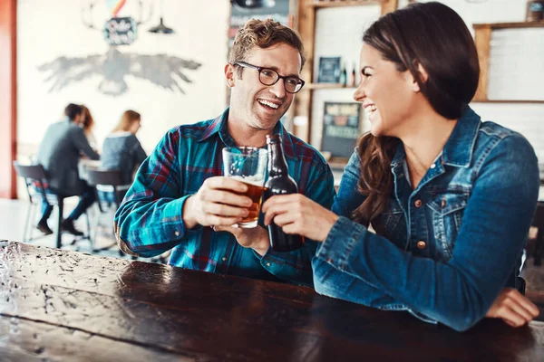还有更多这样的约会 在酒吧里喝啤酒的快乐的男女青年 — 图库照片