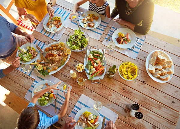 Chodzi Rodzinnym Czasie Rodzina Delektująca Się Wspólnym Posiłkiem Domu — Zdjęcie stockowe
