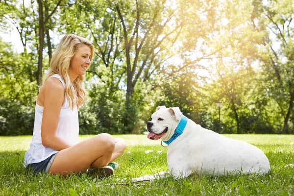 狗只是想让人类快乐 一个年轻的女人在公园里和她的狗呆在一起 — 图库照片